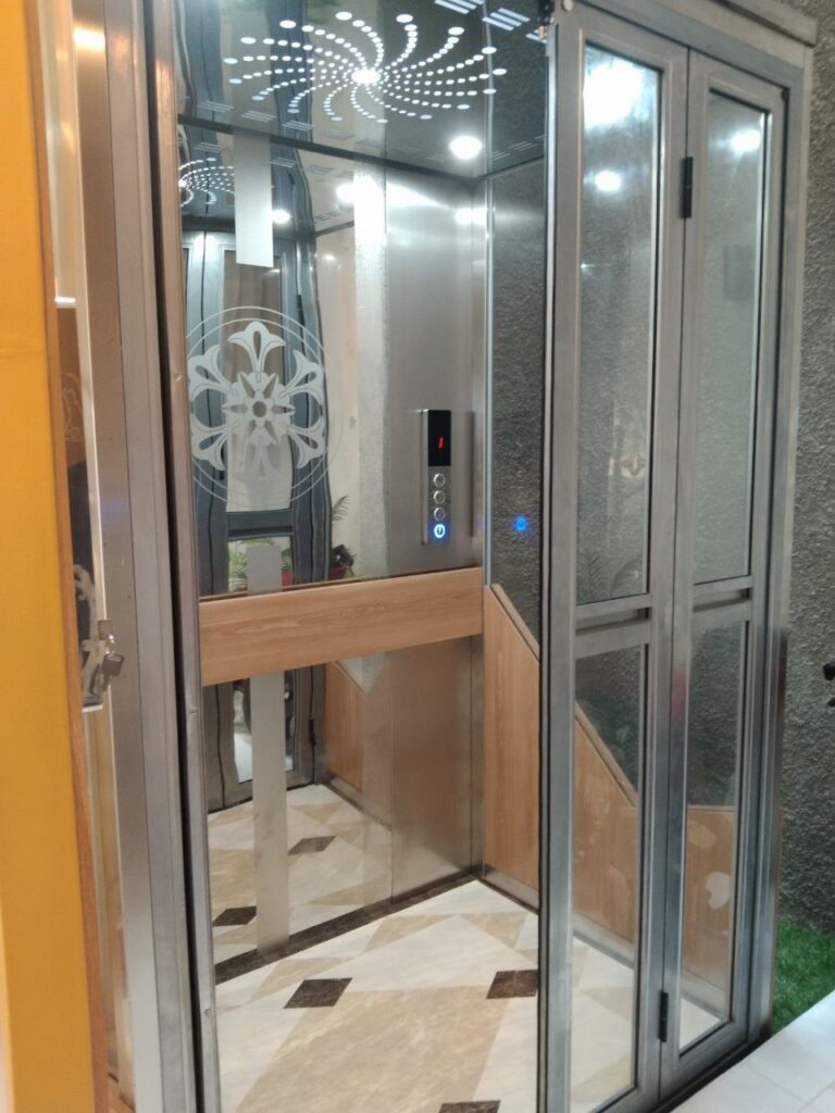Rumah dengan Lift Elevator